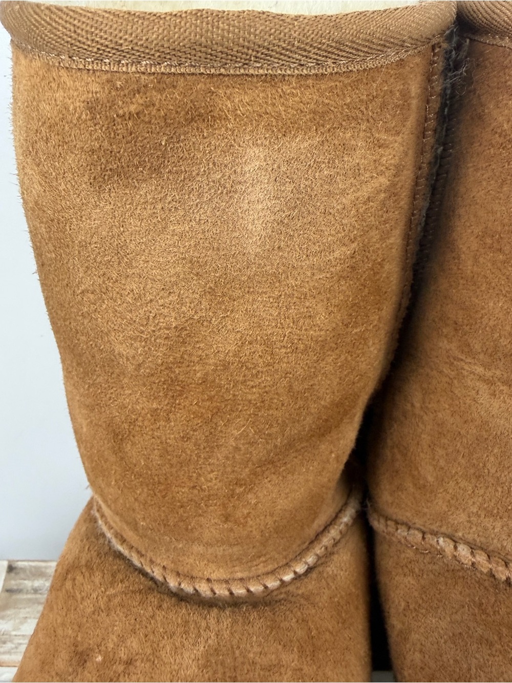 UGG Classic Short boots featuring a plush sheepskin lining women’s size 7 - Picture 9 of 13